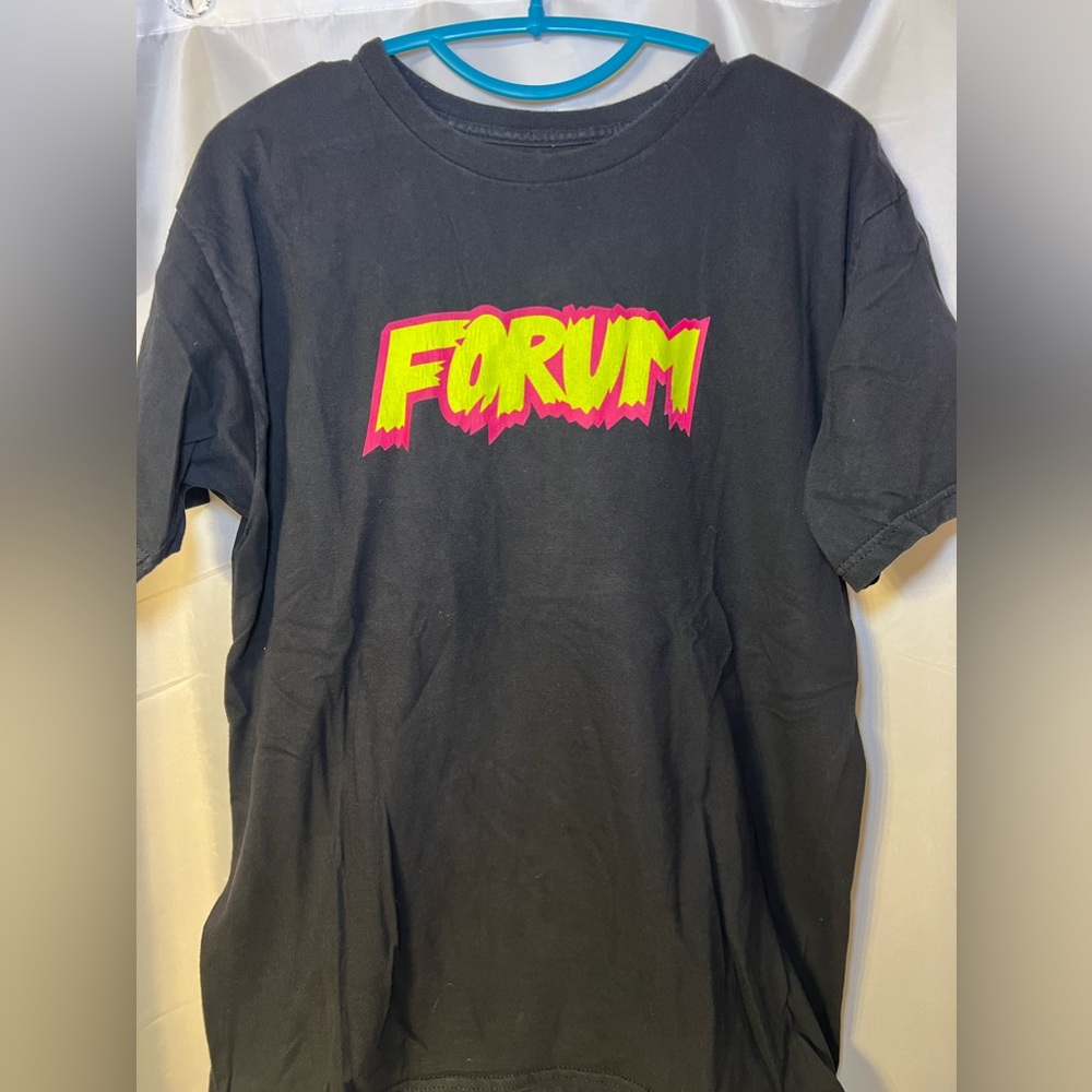Black men’s Y2K FORUM short sleeve tee shirt in very good used condition. Size M